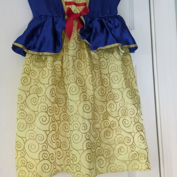 Disneys snow white dress - Picture 2 of 5